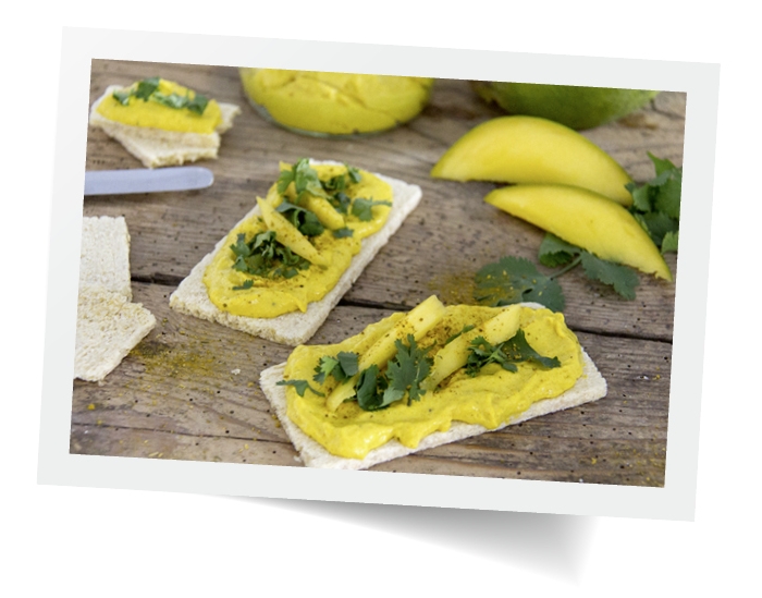  Chrupiące przekąski z aromatyczną pastą mango – curry i kolendrą. Bezglutenowa przekąska dla smakoszy zdrowej kuchni