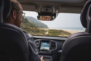 Widzisz dobrze – jedziesz bezpieczniej!  Jak zwiększyć komfort widzenia podczas prowadzenia samochodu i zadbać o bezpieczeństwo swoje oraz innych na drodze?