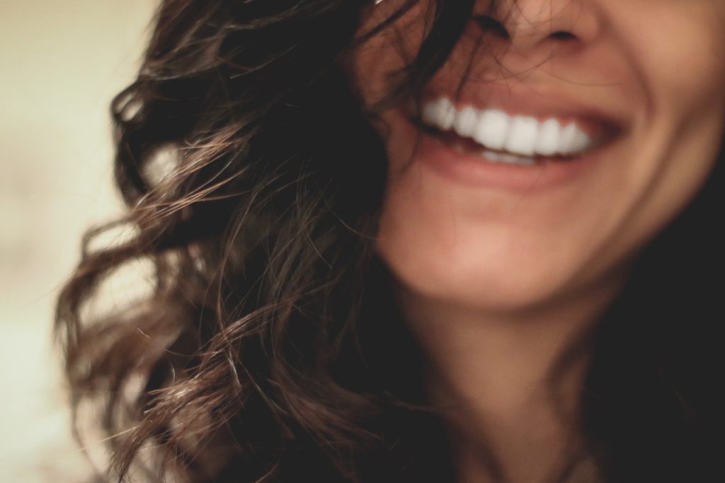 Zapytaj stomatologa –  Białe zęby i piękny uśmiech  – Dowiedz się czy wybielanie zębów jest bezpieczne, jakie metody są skuteczne i czy można wybielić zęby w domu?