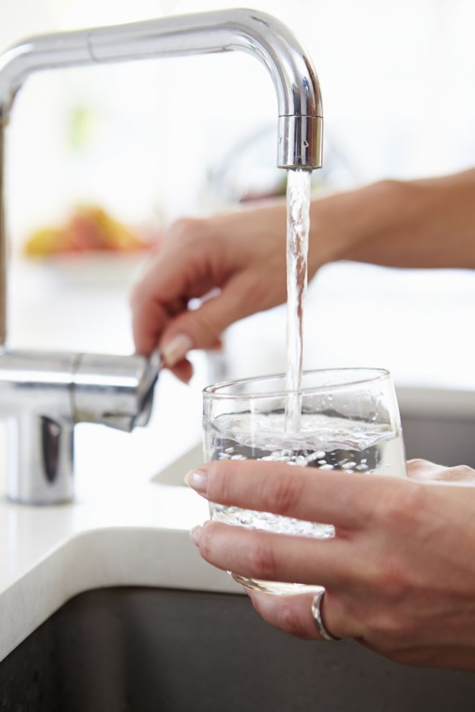 5 sposobów na przekonanie dziecka do picia wody
