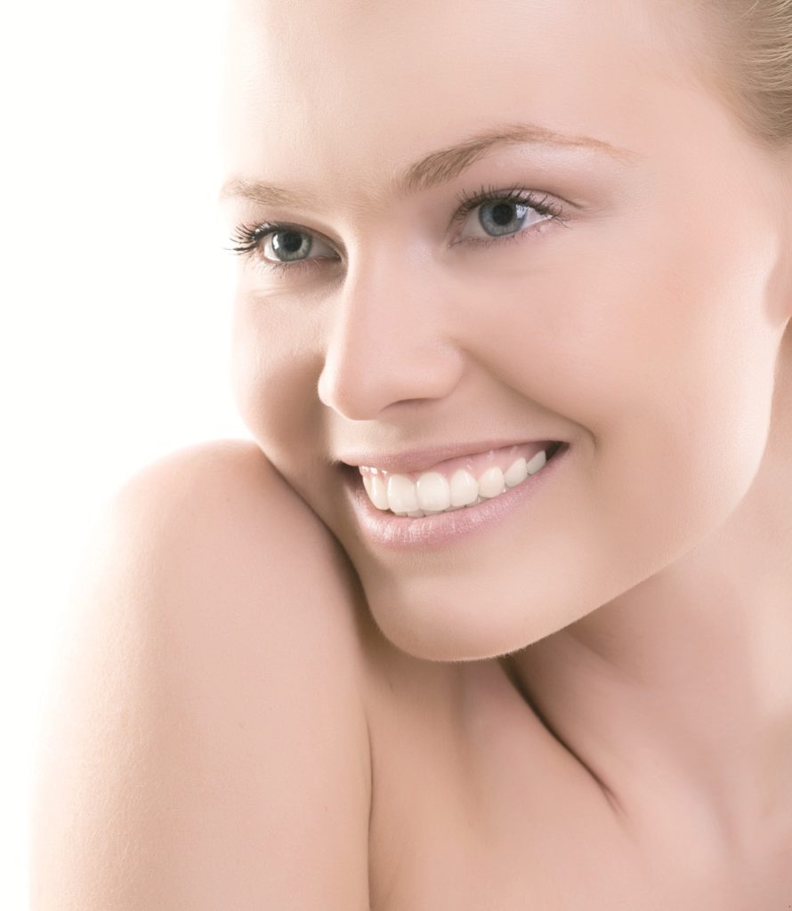 ODSŁOŃ DEKOLT NA LATO  – SKUTECZNE KURACJE NA GŁADKĄ SZYJĘ I PIĘKNY DEKOLT