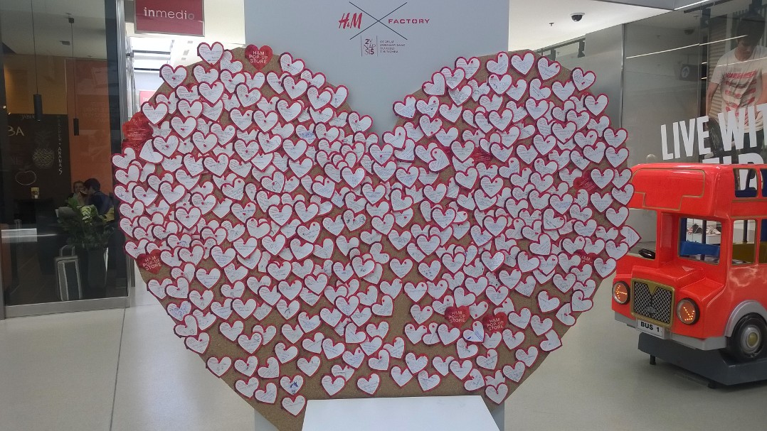 Pop – up store H&M znika z FACTORY Annopol, ale nie bez śladu. 100 tysięcy złotych dla Fundacji SYNAPSIS