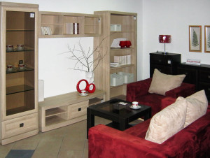 Ekspozycja mebli w salonie partnerskim Black Red White w Kolnie