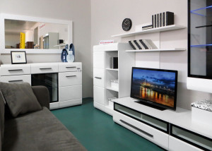 Ekspozycja mebli w salonie partnerskim Black Red White w Koluszkach