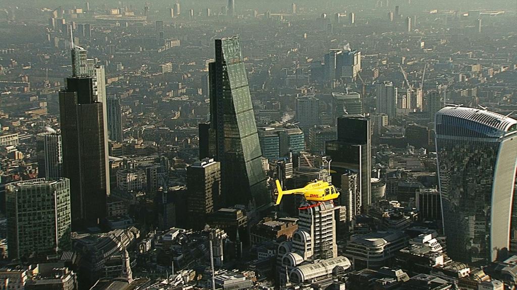 DHL pokonuje korki uliczne dzięki pierwszej w Londynie kurierskiej dostawie helikopterem