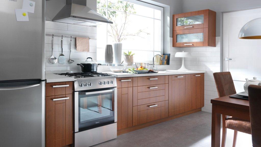 Zalety mebli kuchennych w naturalnym kolorze drewna