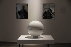 02_Biodegradowalna urna OVO (Dizeno Creative), lustra z serii Nobiles (Aze Design)_foto Paula Dulnik