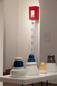 02_Urny (Bogdan Kosak), w tle kalendarz Chrono-Shredder (Susanna Hertrich)_foto Olga Grabiwoda