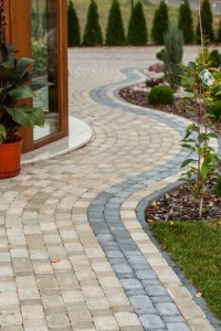 28-005 Buszrem - opaska z kostki Roma pełni równoczęsnie rolę ścieżki wokół domu