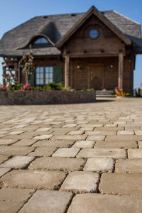 fot. 2 Najlepiej jeśli kolor nawierzchni zbliżony jest do barwy elewacji - postarzana kostka Roma w kolorze oliwkowym - Buszrem