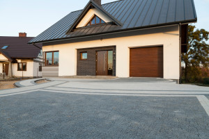 fot. 4 Przy jasnych ścianach - ciemna nawierzchnia koresponduje z kolorem dachu - kostka Kreta płukana  - Buszrem 2013_269