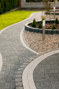 fot. 5 Kontrast pozwala czytelnie oznaczyć ciągi komunikacyjne - kostka Kreta płukana - Buszrem 2013_099