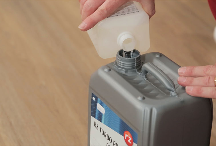 Ekstremalnie długotrwała ochrona – renowacja podłogi w sali sportowej