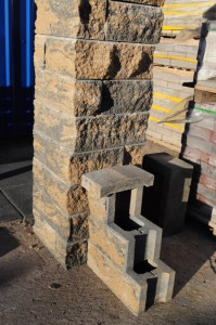 Elementy PETRA SYSTEM -słupek i murek w przekroju fot. Buszrem