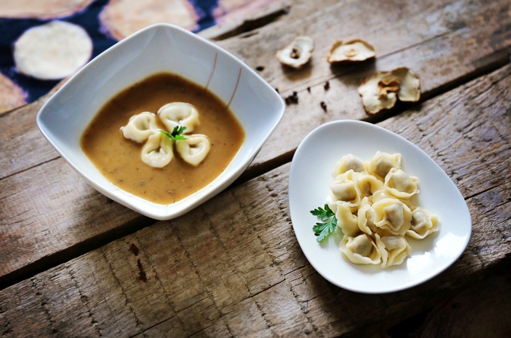 Zupa grzybowa nie tylko od święta!  Przepis na aromatyczną i sycącą zupę grzybową z pysznymi, aromatycznymi uszkami wypełnionymi grzybami
