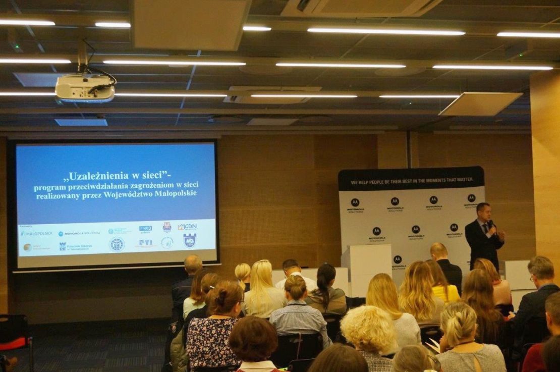 Czuwać, nie zakazywać, czyli bezpieczeństwo nastolatków w sieci