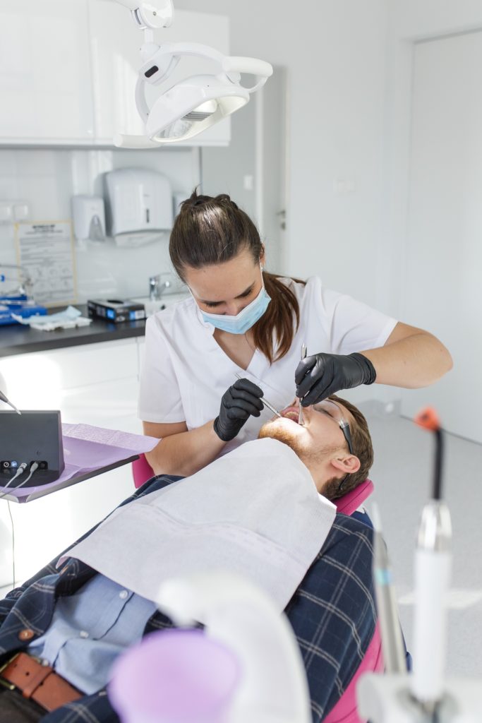 ﻿Zapytaj stomatologa – Ścieranie zębów – poznaj przyczyny i konsekwencje oraz dowiedz się jak skutecznie można leczyć to schorzenie.