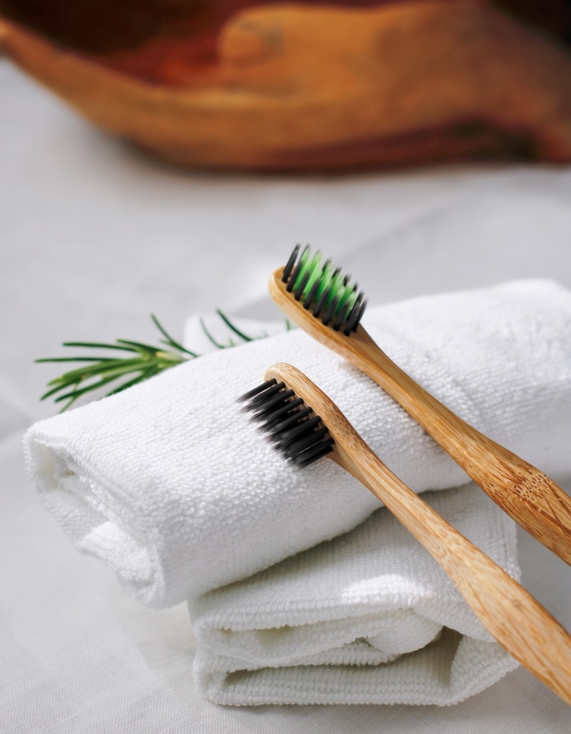 Naturalna pielęgnacja zębów – produkty bez fluoru? Pasty DIY? Modny trend, czy naprawdę skuteczna ochrona zębów i jamy ustnej?